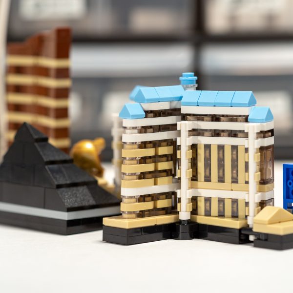 I'm not fond of the exposed clips and bars on the back of the Bellagio model.