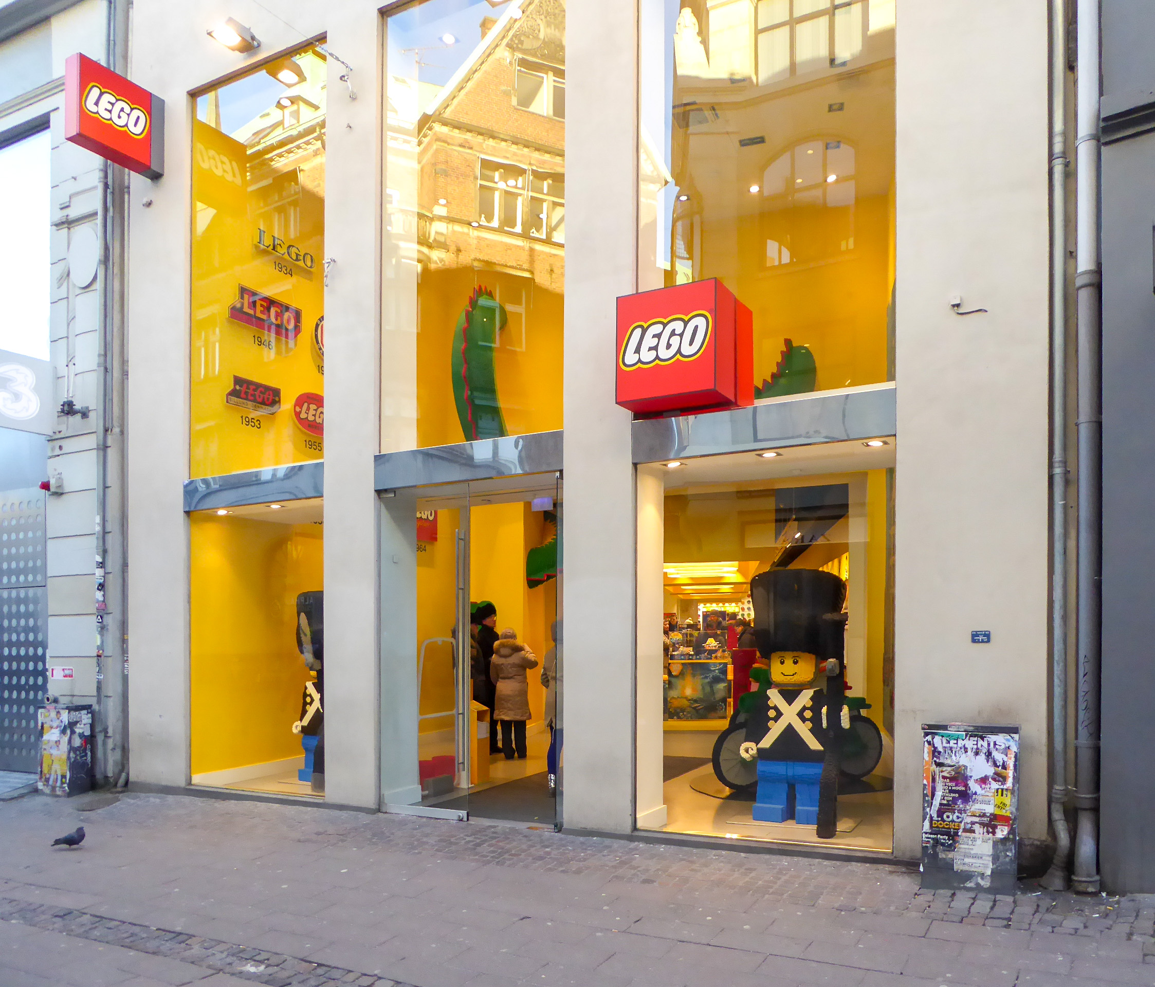 LEGO Shop # 40305 Sealed and Brand New Finally have your Own Retail Lego Store 