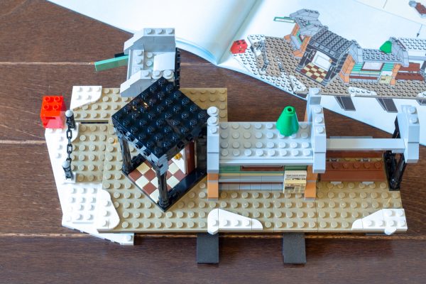 Round 1x1 Plates make it possible for the entrance to interlock with the rest of the structure.