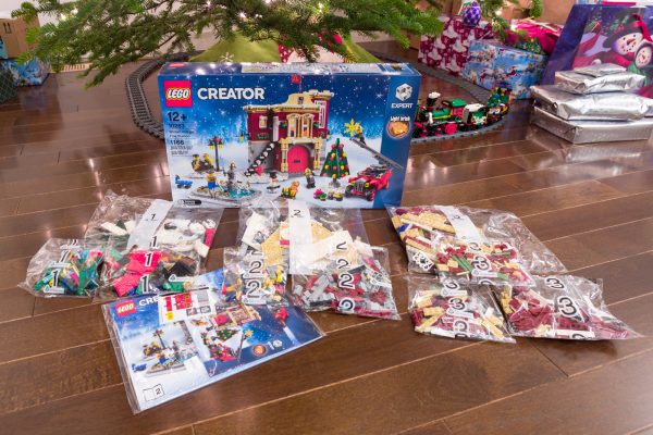 The set includes three numbered bags.