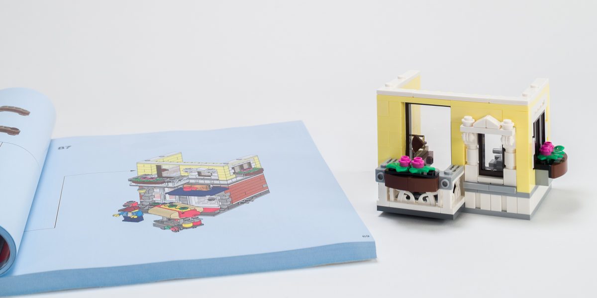 In Bag 2, we build the next story which features a lovely balcony and decorative flower boxes.