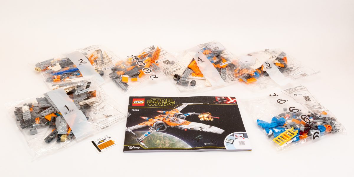 The set contains 6 numbered bags, an instruction manual, and small sticker sheet.