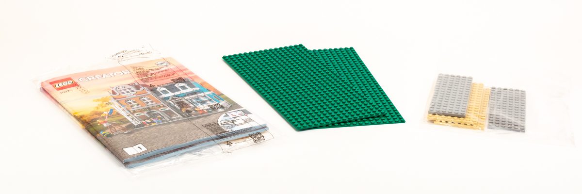 You also get two instruction booklets, two 16×32 Baseplates, and an unnumbered bag of large plates.