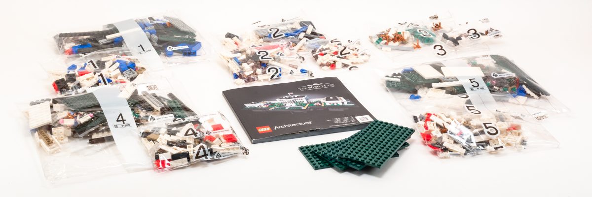 The box contains 5 numbered stages, four 8×16 plates, and the instruction booklet.