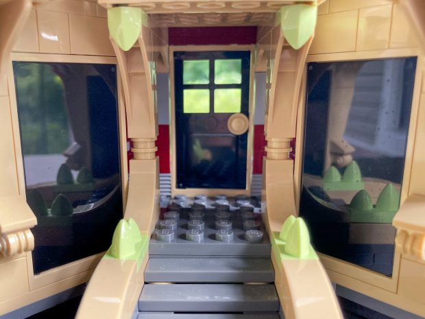 An assortment of parts in the rare Spring Yellowish Green color bring the model to life.