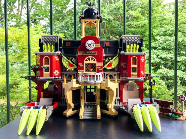 Play features bring the set to life.