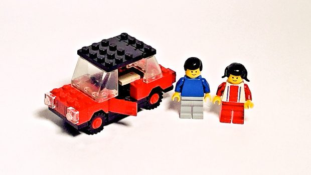 A simple car and two minifigures are included in the set.