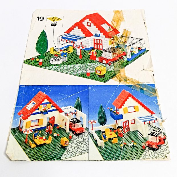 The back of the instruction book shows photos of two alternative builds.