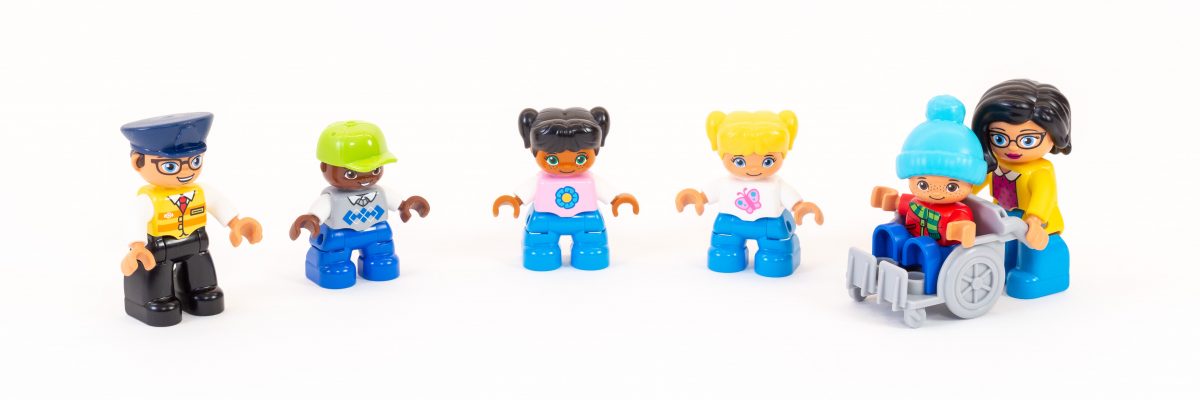 I'm glad to see some diversity in the included minifigures and wheelchair accesory.