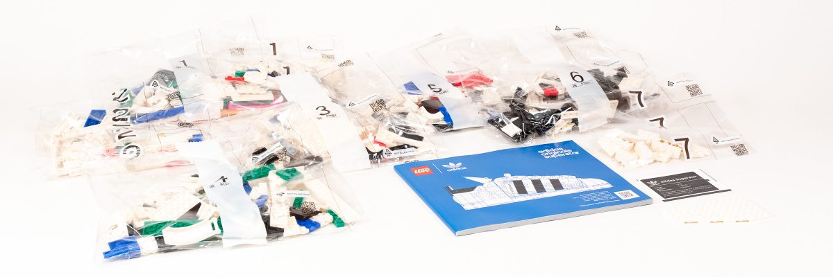 Box contains 7 numbered bags, instruction booklet and sticker sheet.