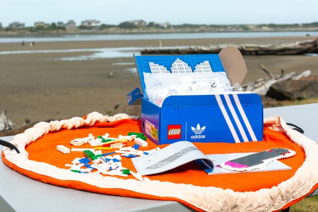 Plates of several colors are buried inside the sole.