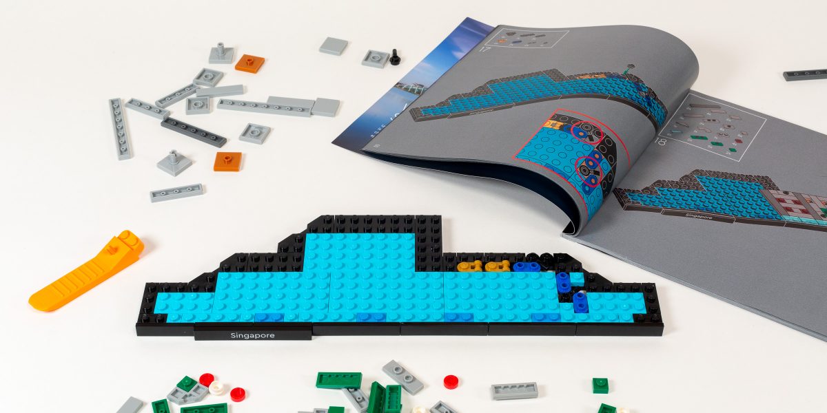 Halfway through bag 1 - you can see the clips which are hidden in the base.