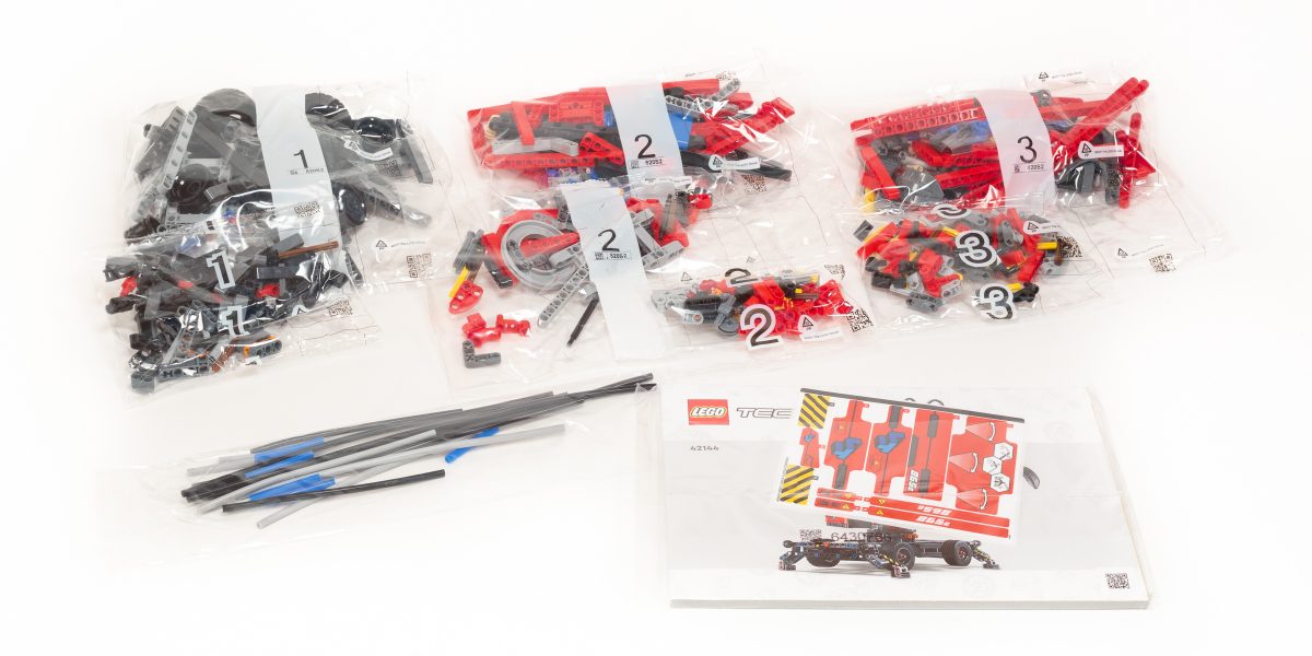 The build takes place over three numbered stages.