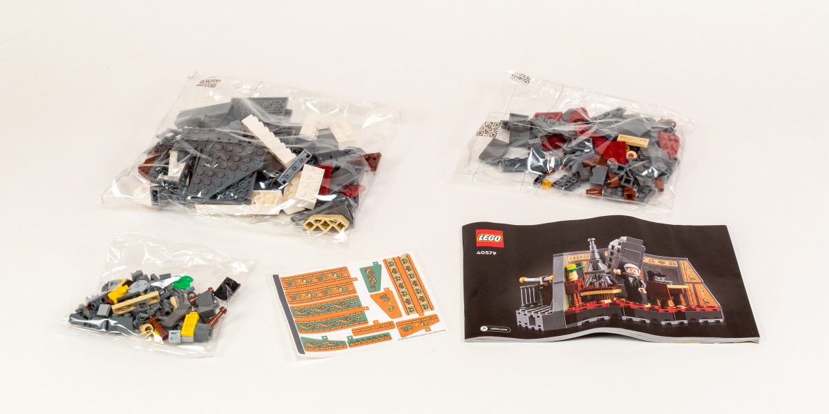 The box contains three bags of parts, but they are not numbered like in larger sets.