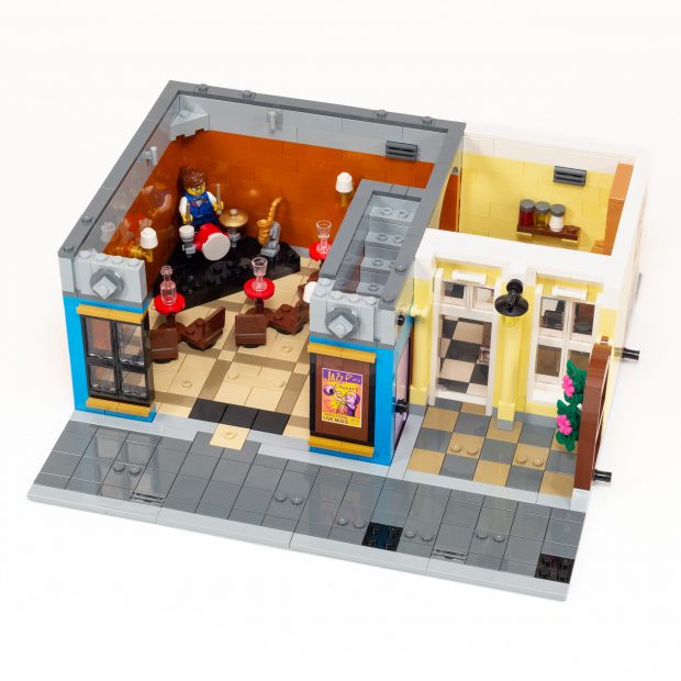 Adding windows and decorations to the front façade in Bag 4.