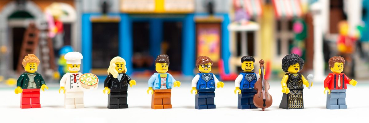 Photo of all eight minfigs.