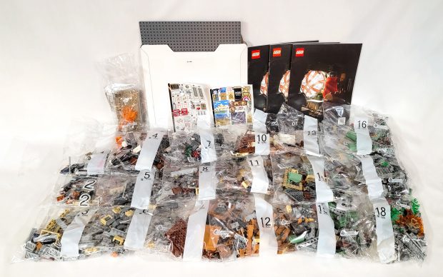The box contains 18 numbered bags, three instruction booklets, stickers and a baseplate.
