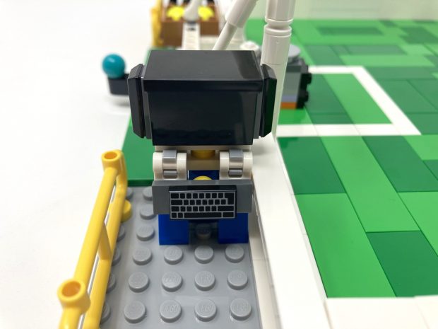 The VAR monitor comes with a keyboard but misses printing or a sticker on the screen.