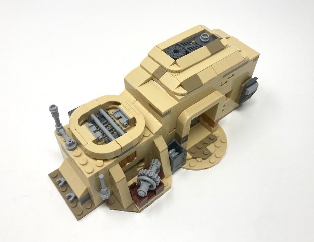 Mechanical creations complement the sandy textures of the structures adding a nice juxtaposition.