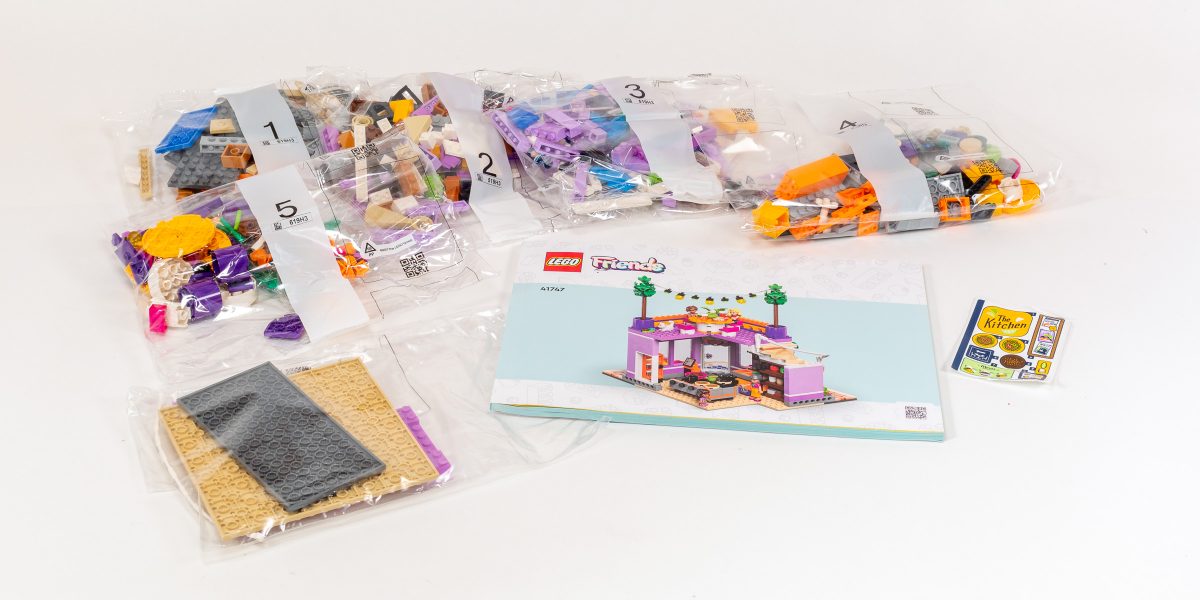 41747 Heartlake City Community Kitchen contains 5 numbered stages.