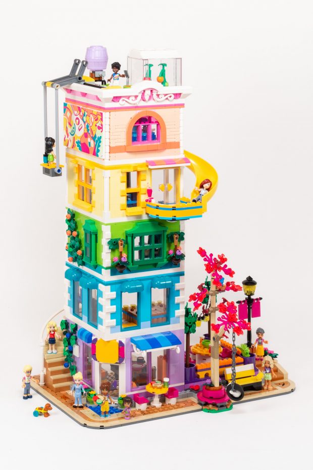 Combining #41748 Heartlake City Community Center and #41747 Community Kitchen.