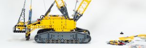 Yellow Technic panels cover up the sides of the central rotating platform.
