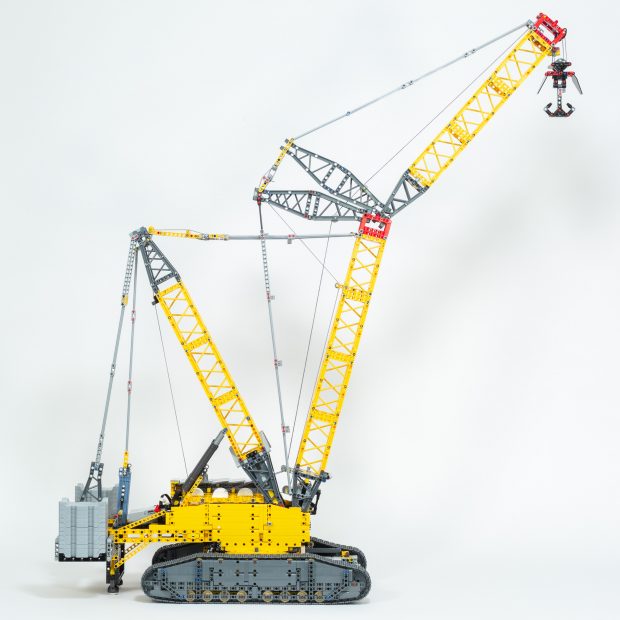 At full extension, the crane is 100 cm (39") high.