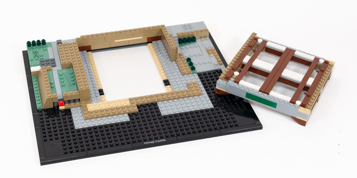 The model is built on a brown and white lattice support.