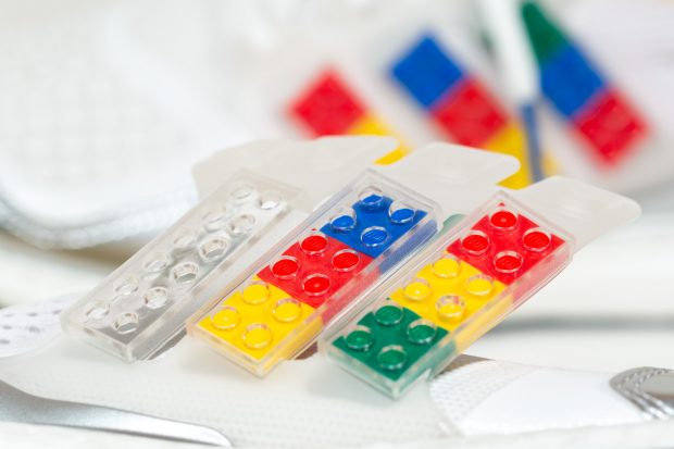 It is really difficult to attach the plates to the round antistuds.