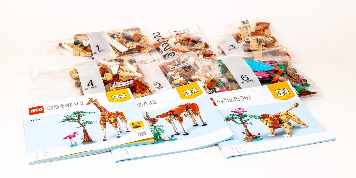 The box contains 6 numbered bags and three instruction booklets.