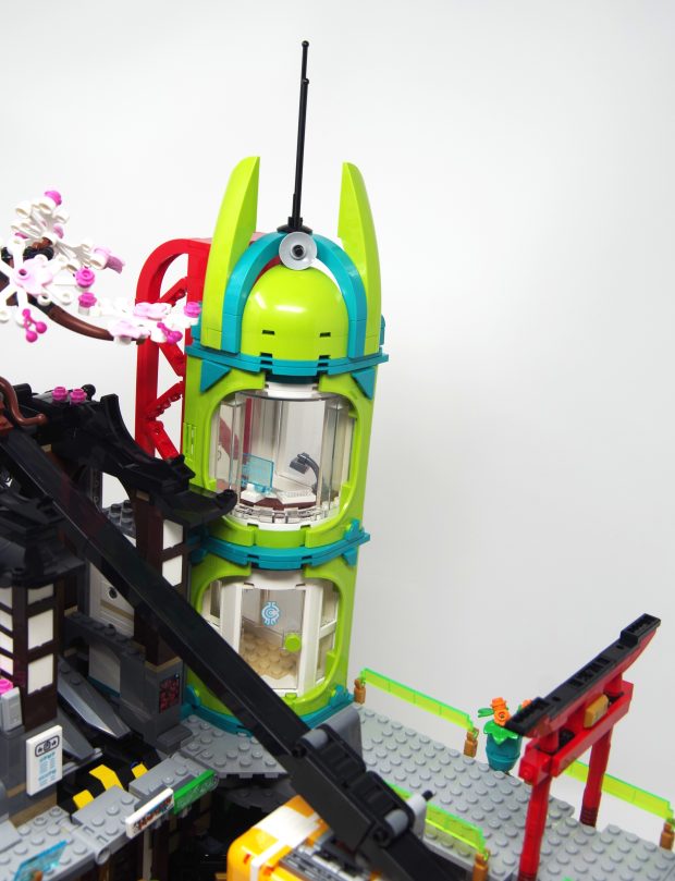 The roof serves as crown to the building.