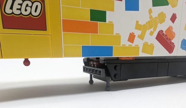 The landing gear keeps the trailer upright when not connected,