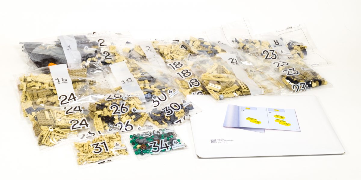 The inner box contains a pouch with the building instructions and more numbered bags.