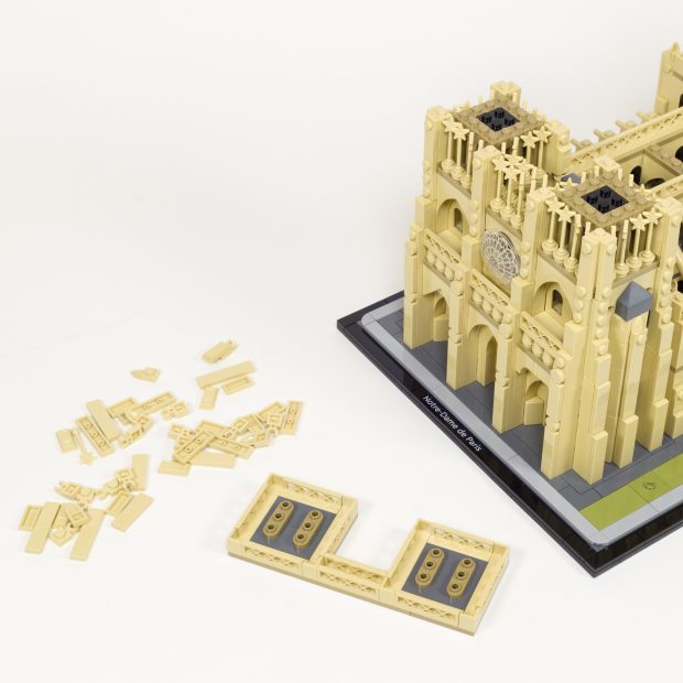 Magic wands are used to create slender columns with a decorative top.