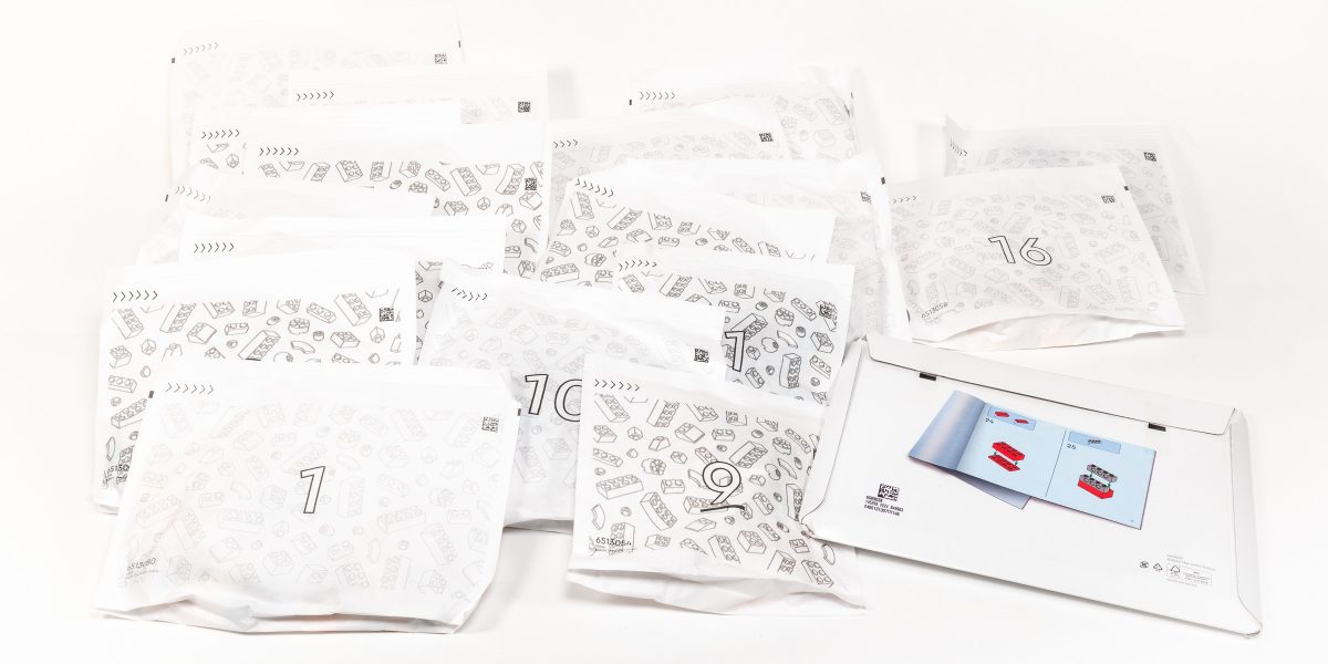 The box includes 17 numbered bags and a pouch containing the instructions and stickers.