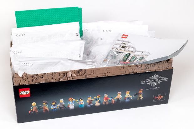 The box contains 29 bags, instructions, stickers, and two baseplates.