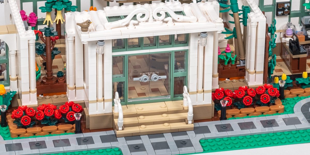 An ornate entrance is completed in Bags 17 and 18.