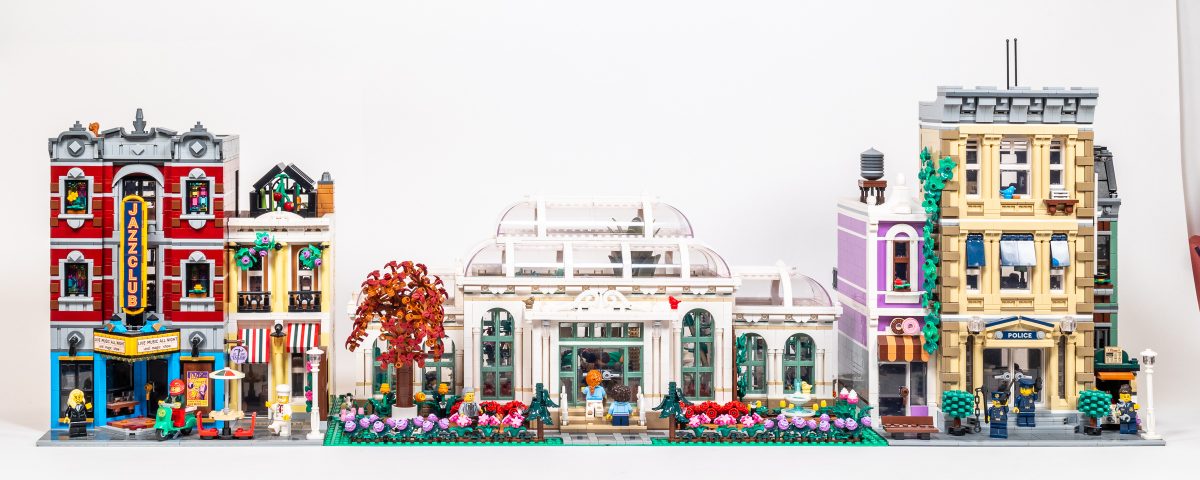 While it doesn't look great on a modular street, this set does feel like it belongs in the modular universe thanks to nice detailing and classic architecture.