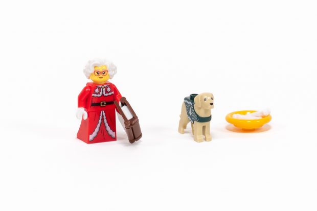 LEGO City - Mrs. Claus and Labrador with Christmas Sweater.