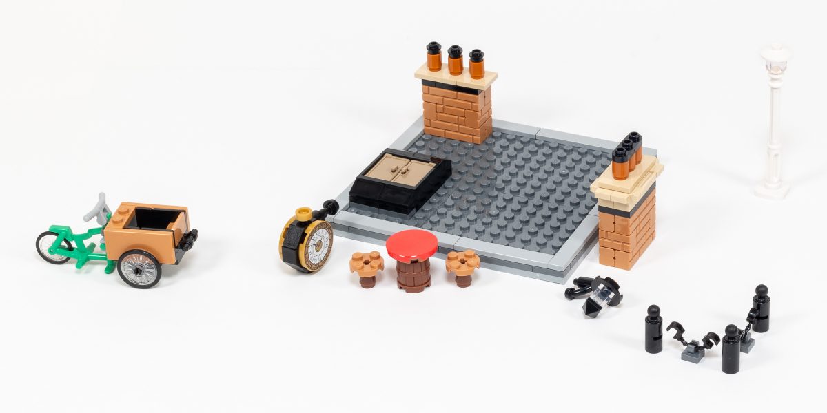 The final bag includes the small flat roof, and a bunch of decorative elements.