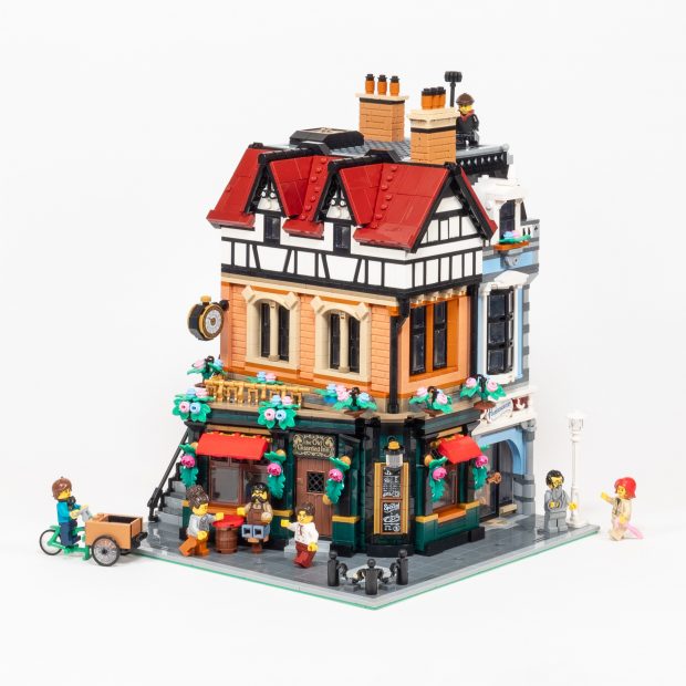 #10350 Tudor Corner is an excellent addition to the popular Modular Building Series.