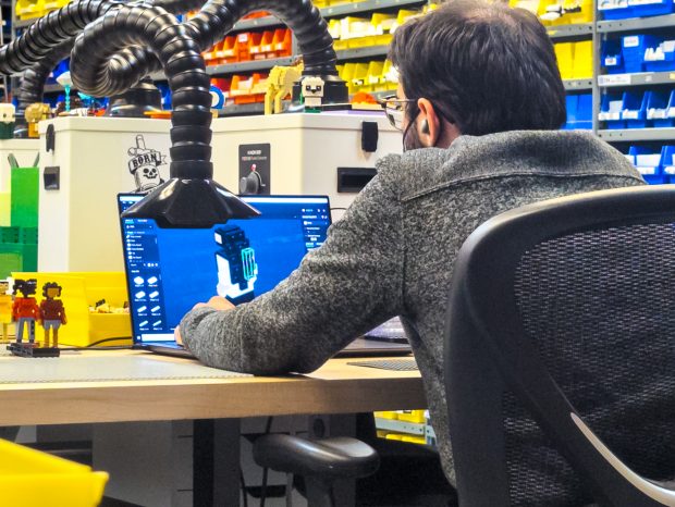 Designing a Minilander in the Model Shop using BrickLink Studio.