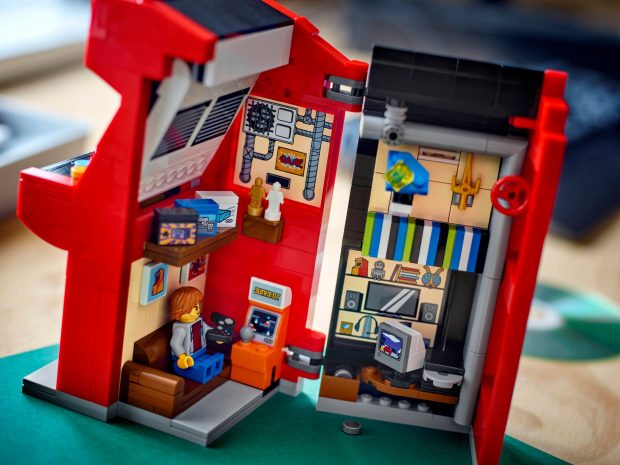 #40805 Arcade Machine has an apartment hidden inside. (Photo: The LEGO Group.)