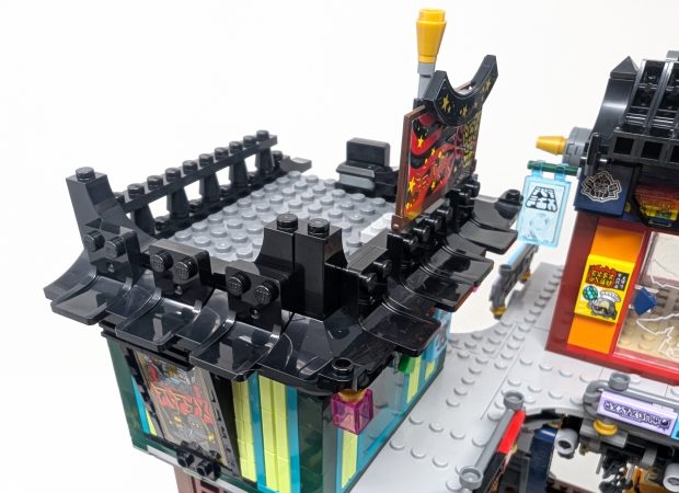 The use of a seat piece for the roof showcases the intricate design and creativity in LEGO.