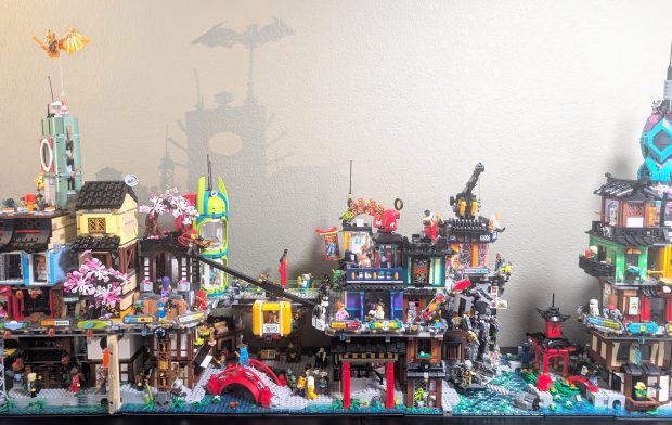 All the Ninjago City sets blend together seamlessly using modular connections.