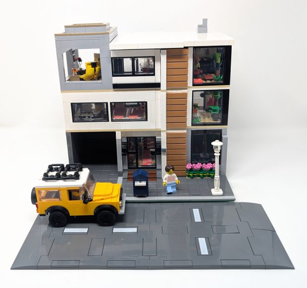 By raising the modular structure to be a brick tall you can see the road align perfectly.