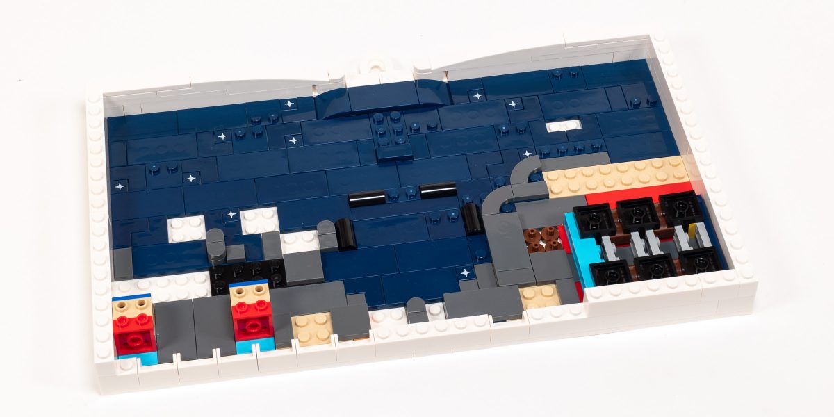 The full size of the model is more clear now that we started building the bottom edge.