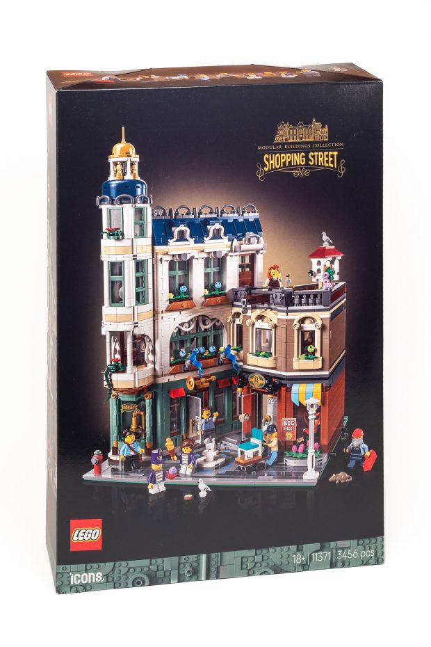 #11371 Shopping Street - Box front shows triangular composition and very tall building on the left.