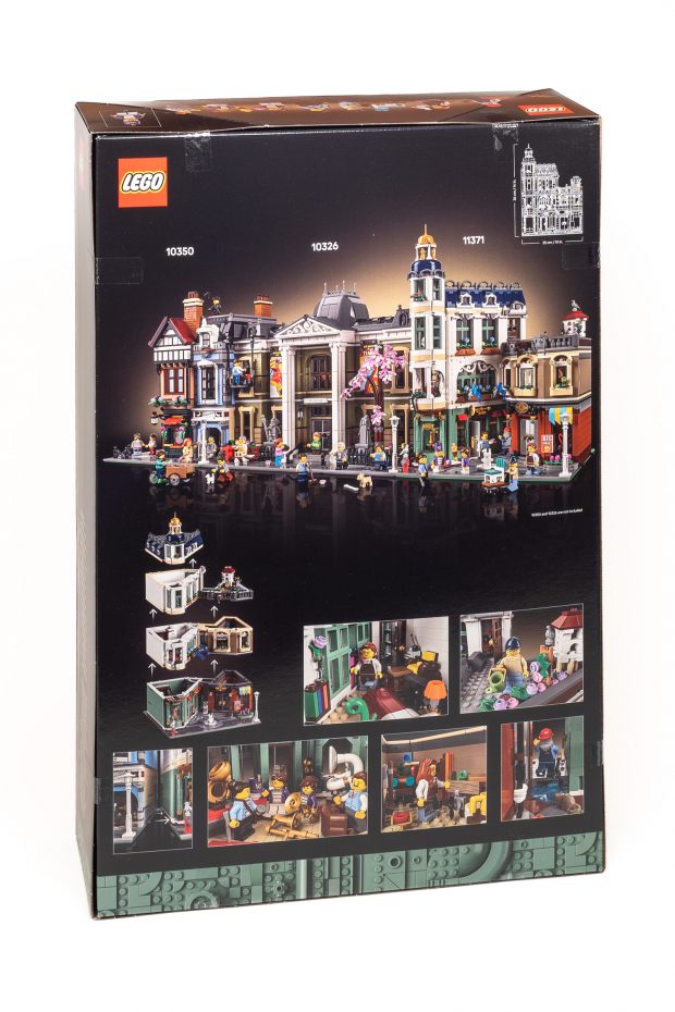 #11371 Shopping Street - The back of the box reveals smaller scenes from inside the model.