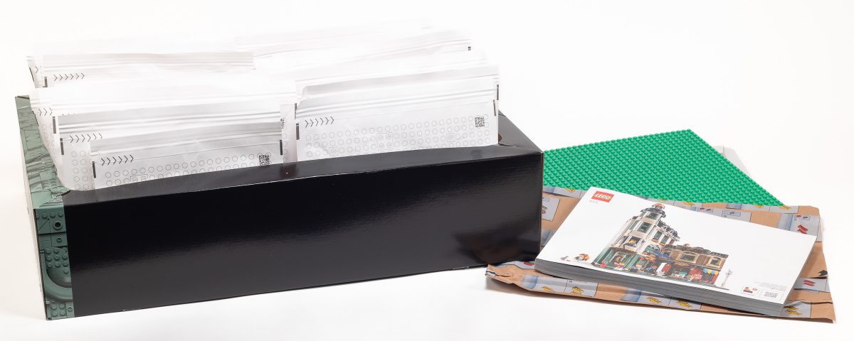 The cardboard box contains the usual assortment of numbered bags, instructions and a 32×32 baseplate.